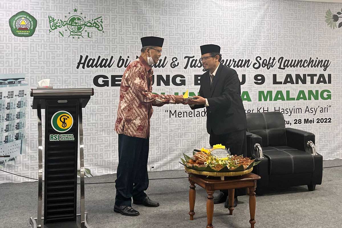 Direktur RSI Unisma, dr Tri Wahyu Sarwiyata, saat pemotongan tumpeng dengan pihak yayasan, sebagai simbolis soft launching. (ws5) - RSI Unisma Soft Lanching Gedung Sembilan Lantai dan Gelar Halal Bihalal