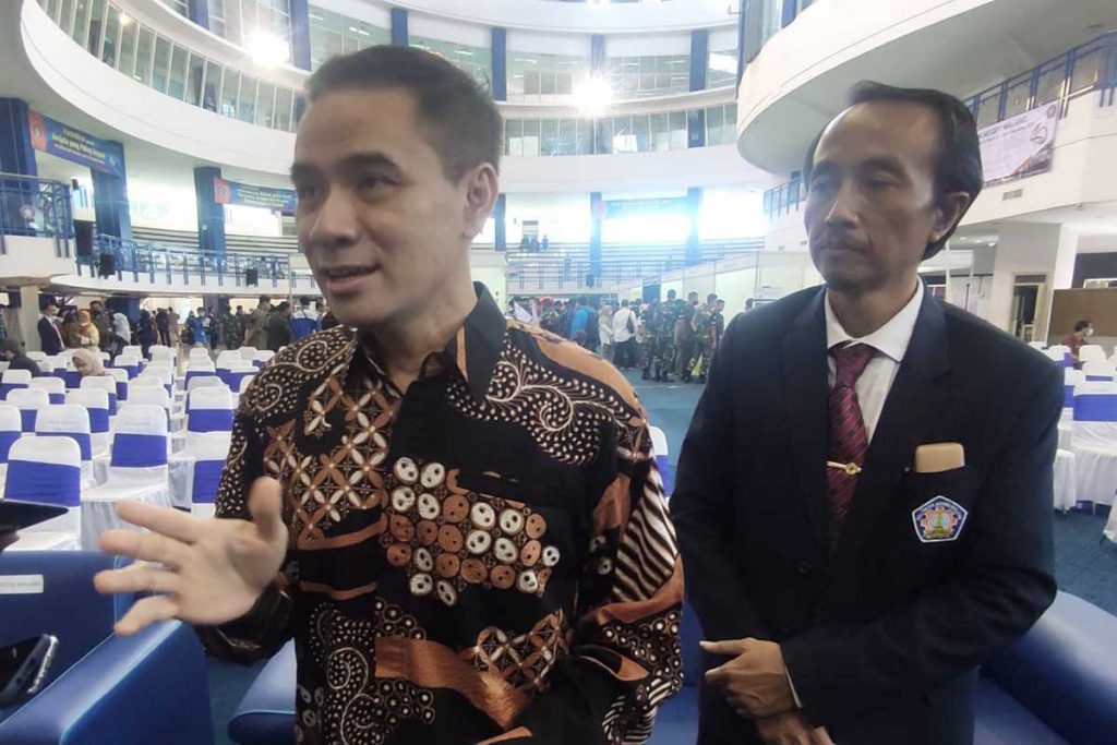 Dirjen Pendidikan Vokasi, Wikan Sakarinto, didampingi Direktur Polinema, Supriatna Adhisuwignjo, saat menjawab pertanyaan awak media. (ws5) - Wali Kota Malang Ajak Revolusi Paradigma Pendidikan dengan Merdeka Belajar