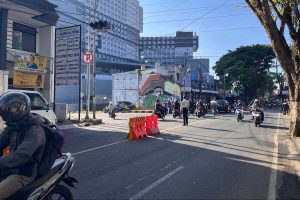 Dishub Kota Malang, saat melakukan percobaan perhitungan volume kendaraan yang hendak melintas di persimpangan Tunggulmas. (ws5) - Dishub Kota Malang Buka Road Barrier di Persimpangan Tunggulmas