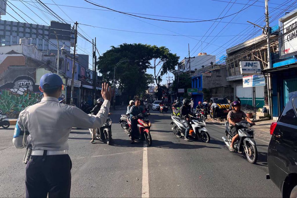 Dishub Kota Malang, saat melakukan percobaan perhitungan volume kendaraan yang hendak melintas di persimpangan Tunggulmas. (ws5) - Dishub Kota Malang Buka Road Barrier di Persimpangan Tunggulmas
