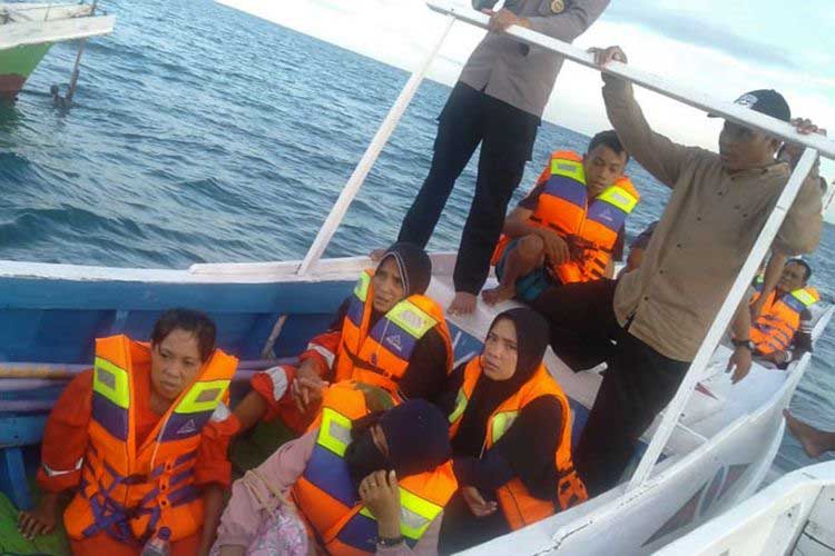 Evakuasi penumpang KM Ladang Pertiwi. (ist) - Empat Penumpang KM Ladang Pertiwi Ditemukan Selamat, Basarnas Masih Cari 21 Lainnya