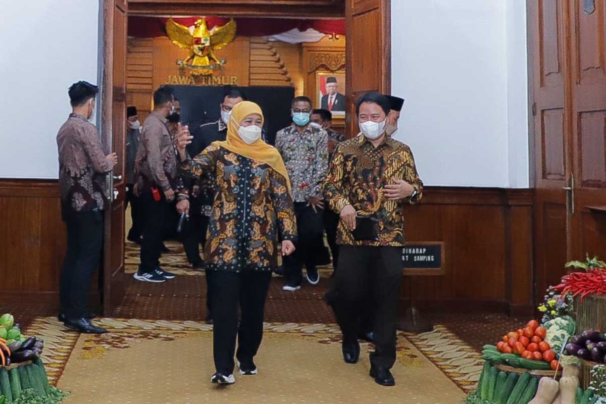 Gubernur Khofifah Siap Fasilitasi Vaksin Dosis Kedua dan Booster Bagi Calon Jamaah Haji Asal Jatim - 16 Ribu Calon Jamaah Haji Asal Jatim Siap Diberangkatkan ke Tanah Suci