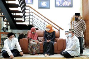 Gubernur Khofifah Takziyah ke Rumah Almarhum Buya Syafii Maarif - Beliau Guru Bangsa Yang Mengayomi Semua Golongan