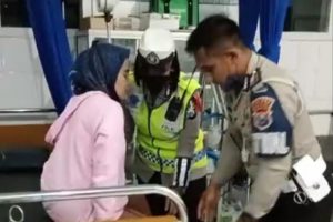 Anggota Satlantas Polres Malang mendampingi ibu hamil yang kelelahan saat mudik di Puskesmas Pakisaji. (ist)