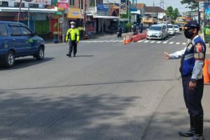Petugas Dalops Dishub Batu bersama Satlantas Polres Batu mengatur Lalulintas di simpang Pendem. (ist)