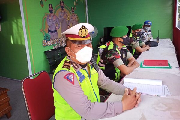Petugas gabungan mempersilahkan pemudik untuk istirahat sejenak. (ist)