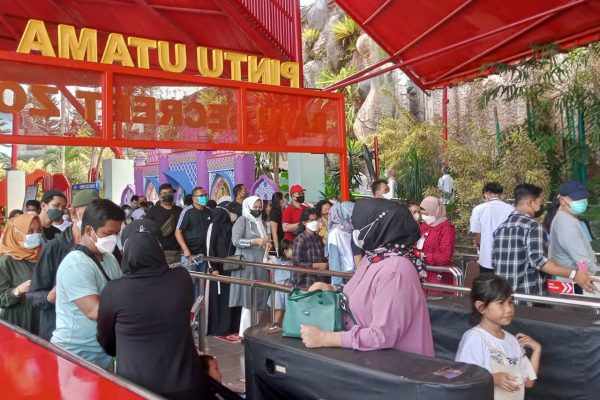 Antrian masuk wisata Jawa Timur Park 2 saat libur lebaran tahun ini. (dik)