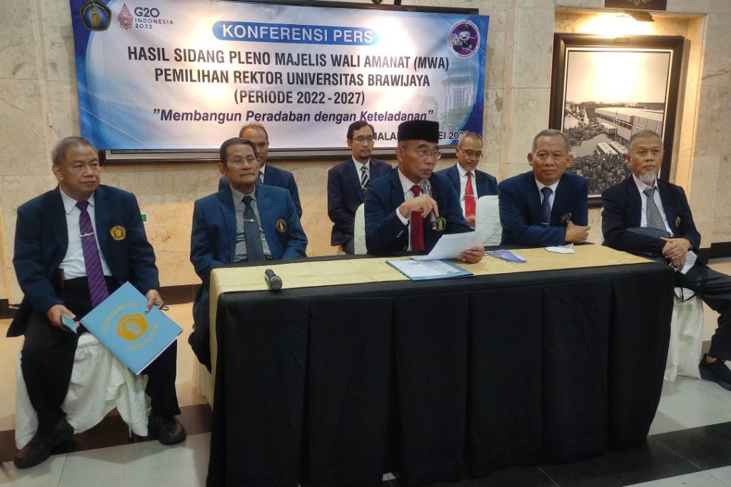 Prof Dr Muhadjir Effendy, MAP, menjelaskan prosesi dan hasil pemilihan Rektor UB Terpilih.