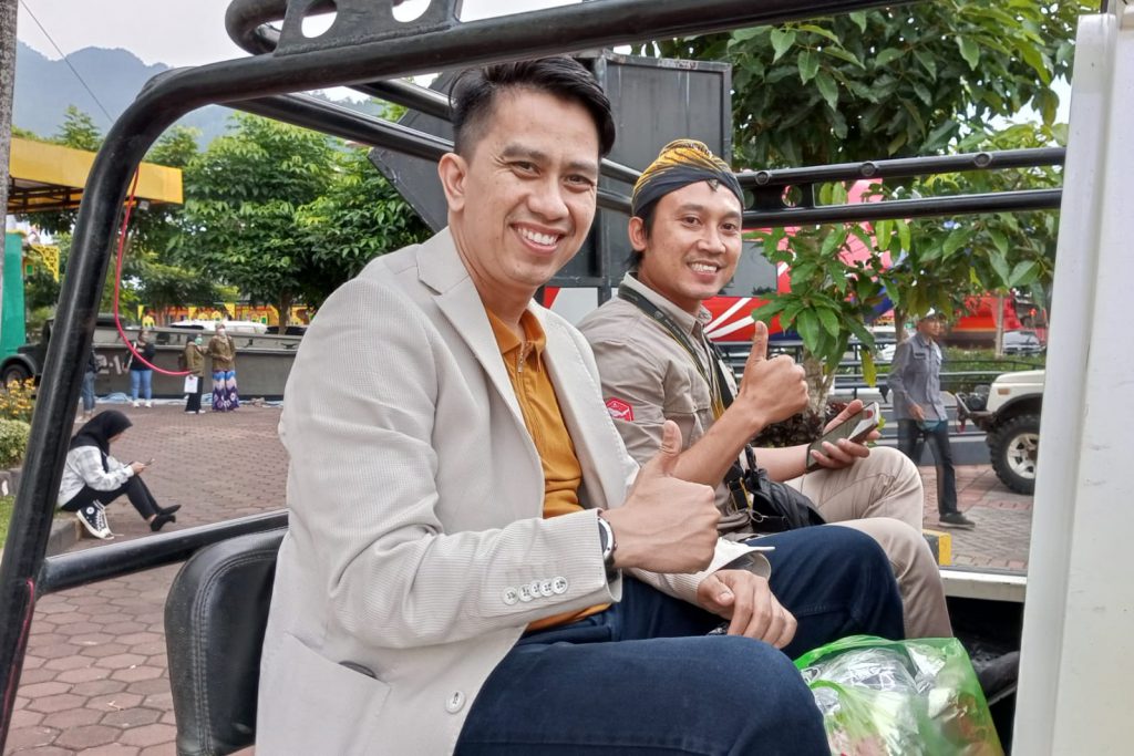 Pejabat Fungsi Ekonomi KJRI Penang, Aryadi Ramadhan, didampingi pemandu wisata lokal Batu.