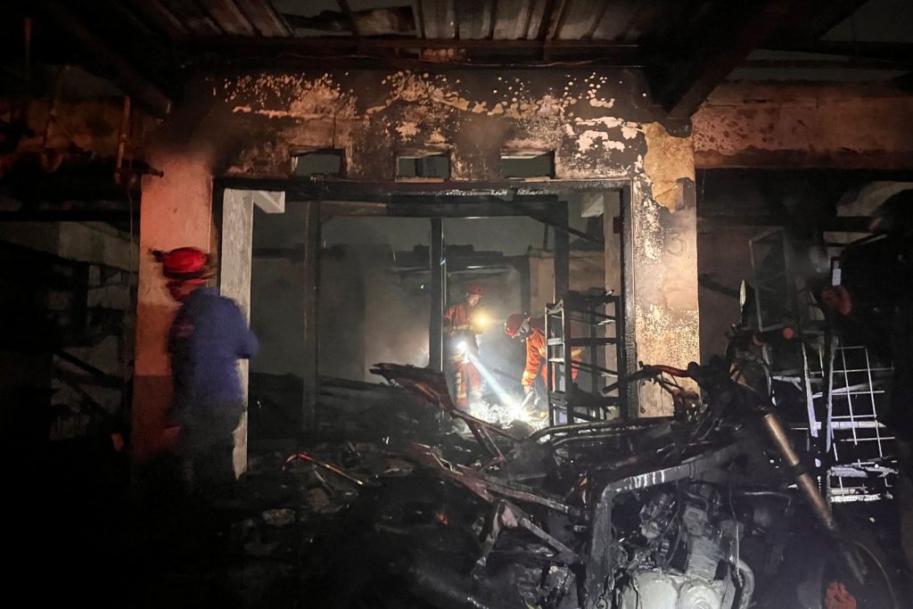 Kondisi akhir bengkel motor yang hangus terbakar.