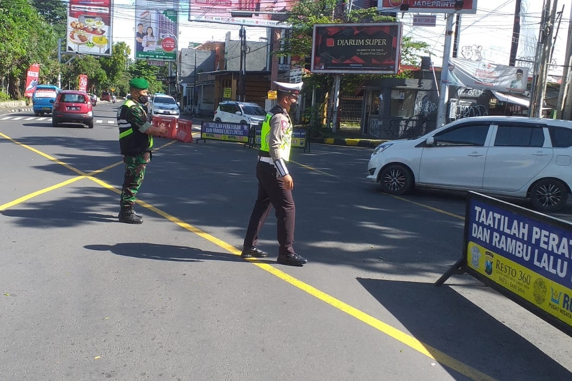 Petugas gabungan mengatur arus lalin mudik lebaran.
