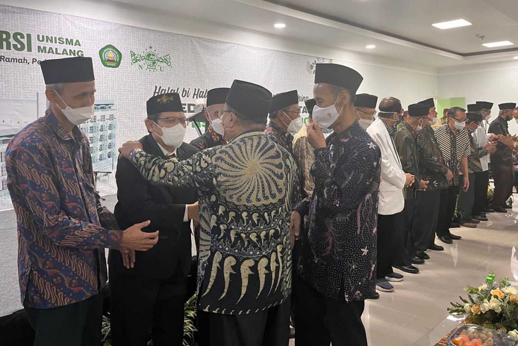 Jajaran Direksi RSI Unisma dan Yayasan Unisma saat halal bihalal dengan tenaga medis maupun non-medis saat soft launching gedung sembilan lantai. (ws5) - RSI Unisma Soft Lanching Gedung Sembilan Lantai dan Gelar Halal Bihalal