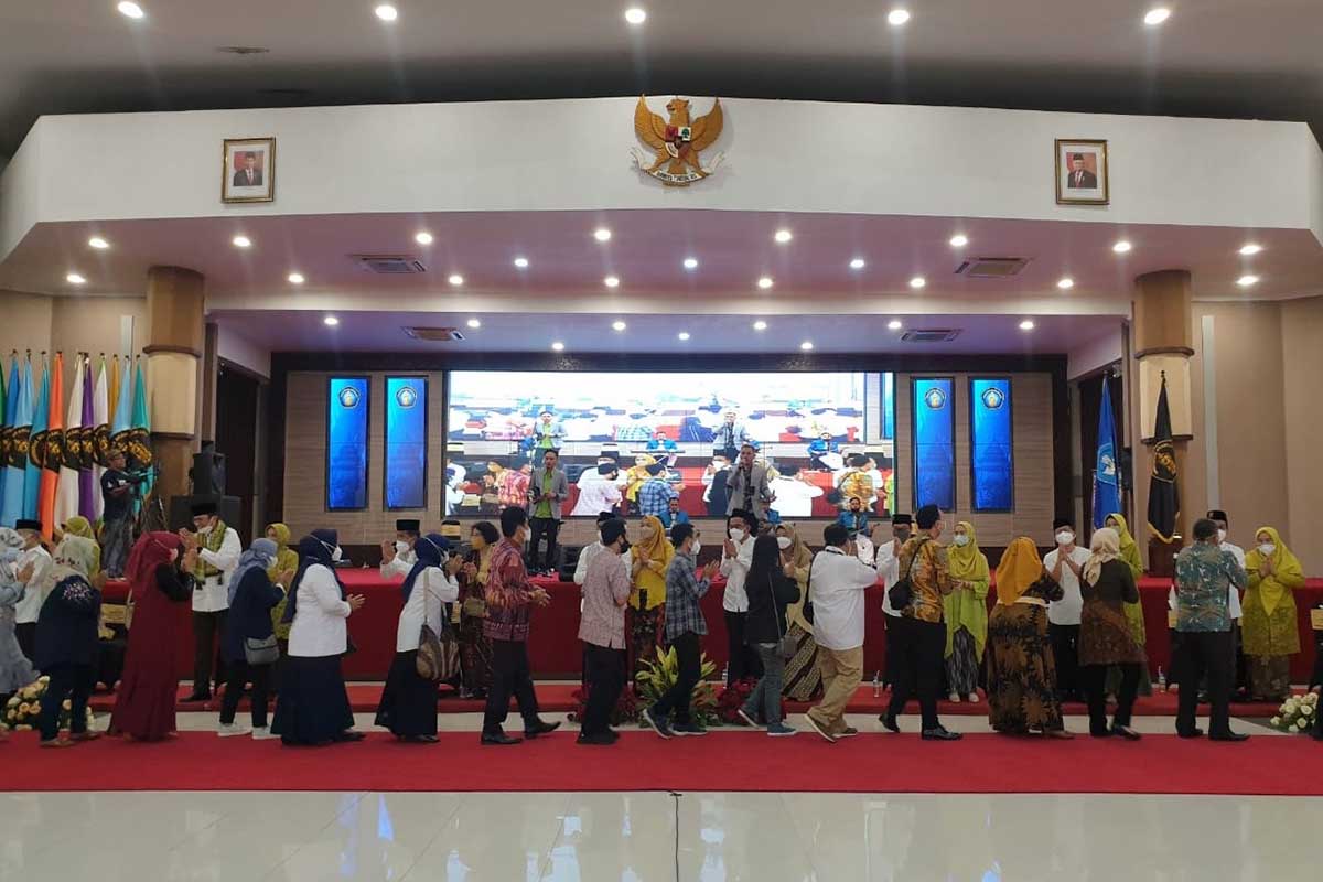 Jajaran Rektorat dan Dekanat UB di kursi VIP menyambut permohonan maaf dari para civitas UB. (ist) - Gelar Halal Bihalal, Momen Perpisahan Rektor UB Nuhfil Hanani
