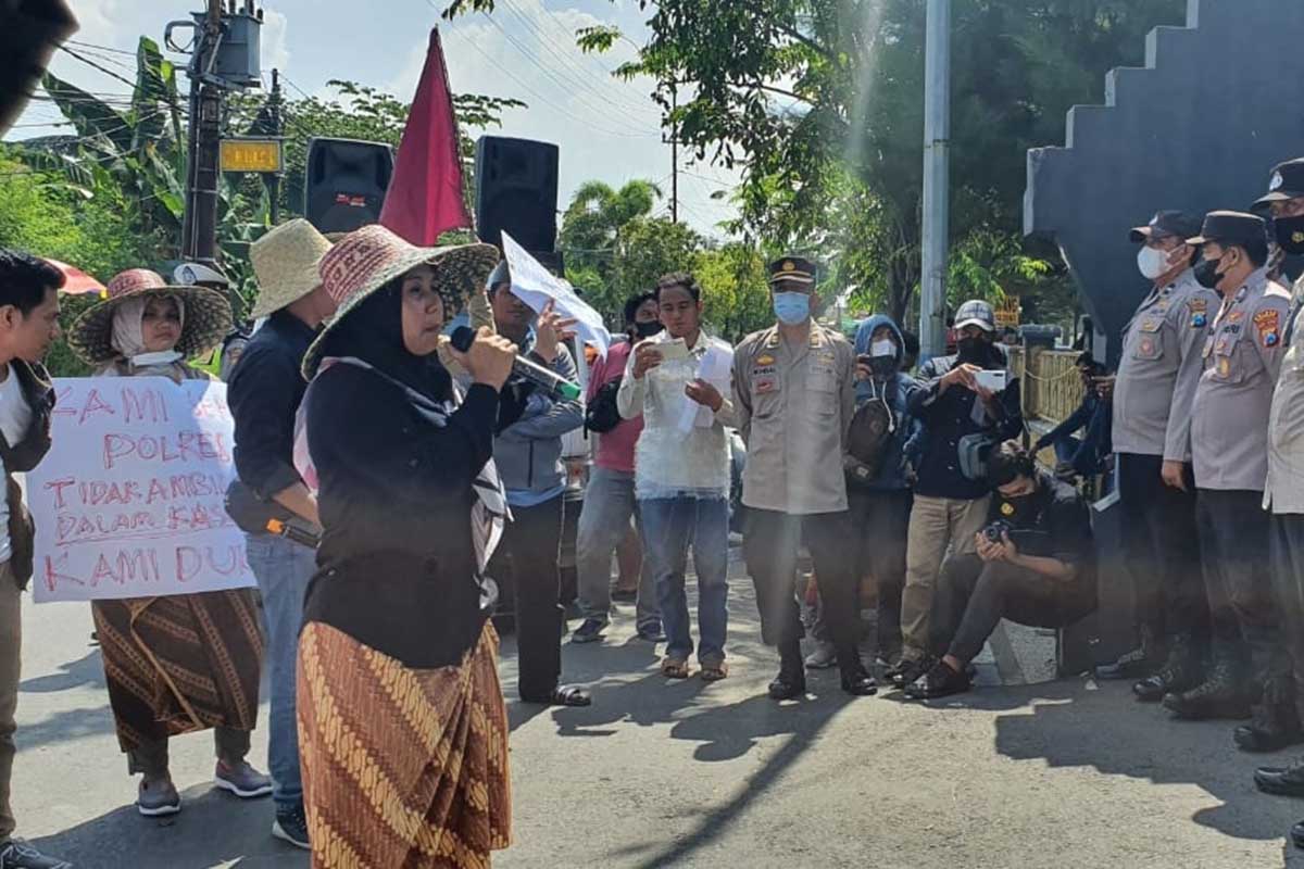 Jaka Jatim dan MDW demo ungkap mafia pupuk. (lil) - Jaka Jatim dan MDW Demo Tuntut Polres Sampang Ungkap Mafia Pupuk