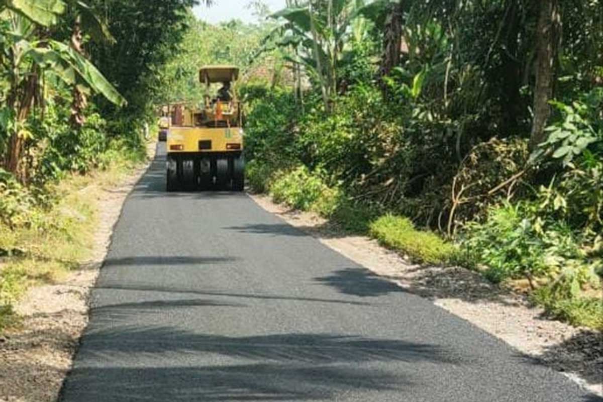 Jalan Desa Darungan diperbaiki Pemkab Jember. (yas) - Warga Darungan Apresiasi Pemkab Jember, Jalan Desa Diperbaiki