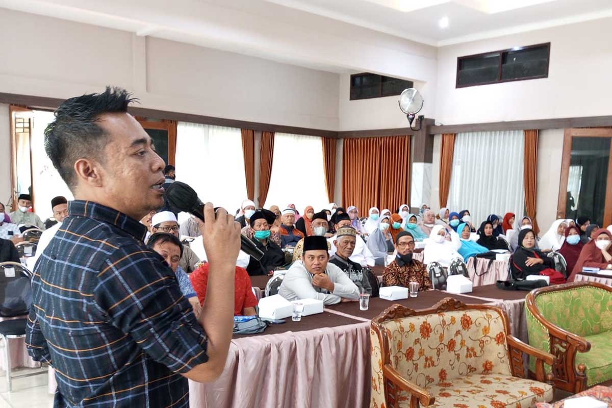 Jamaah haji kota Batu menerima materi tentang Kesehatan dari Dinkes. (dik) - 80 CJH Kota Batu Diberangkatkan 16 Juni ke Asrama Haji Sukolilo