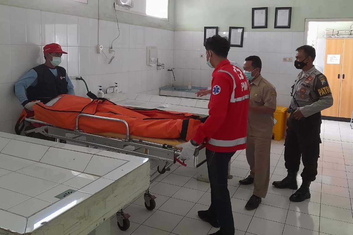 Jasad korban dibawa ke RSUD Kanjuruhan. (ws6) - Usai Merumput, Pria Asal Ngajum Ditemukan Tewas