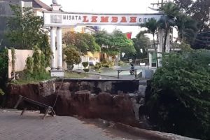 jembatan lembah dieng putus