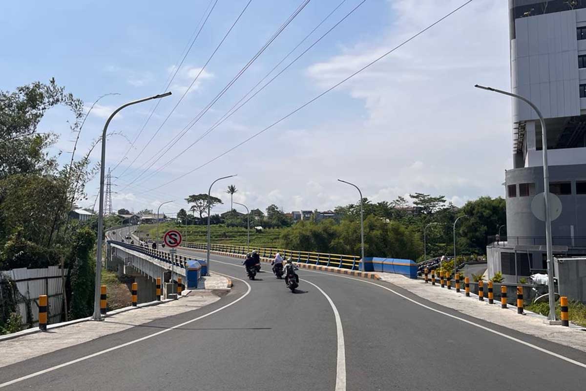 Jembatan Tunggul Mas yang menghubungkan akses kendaraan dari Tunggulwulung dan Tlogomas. (ws5) - Mulai Juni, Jembatan Tunggulmas Diberlakukan Satu Arah