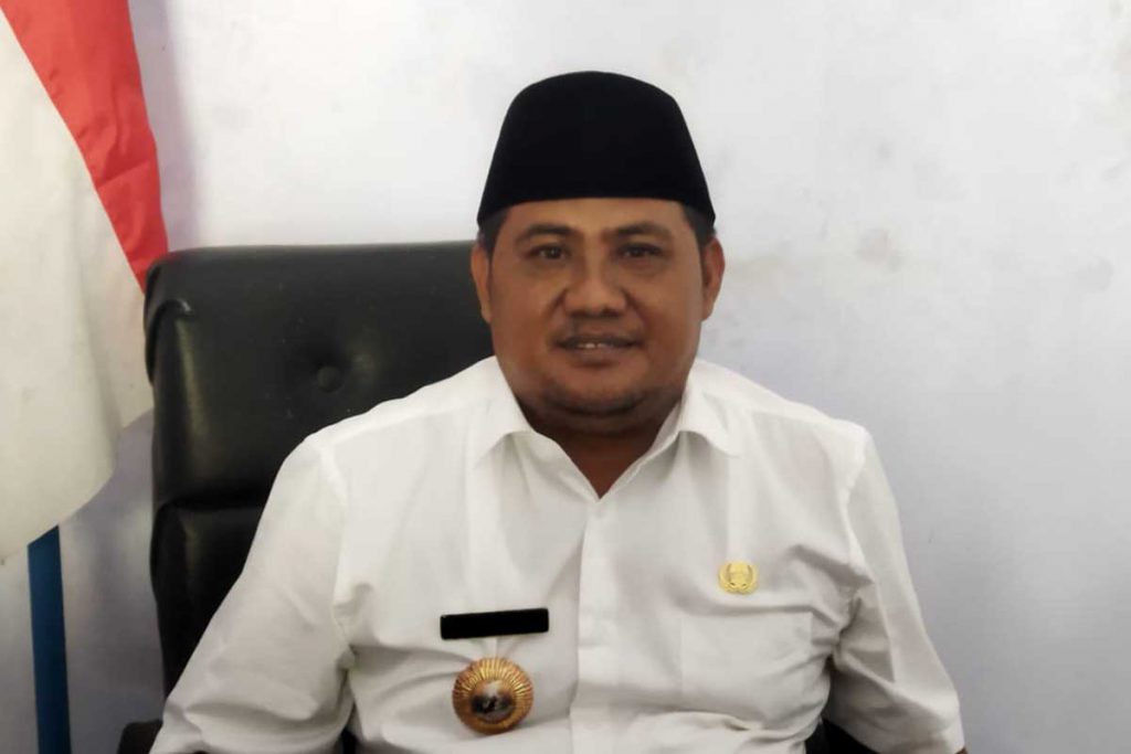 Kades Darungan H Sukron Arafit, saat ditemui awak media di kantornya. (yas) - Warga Darungan Apresiasi Pemkab Jember, Jalan Desa Diperbaiki