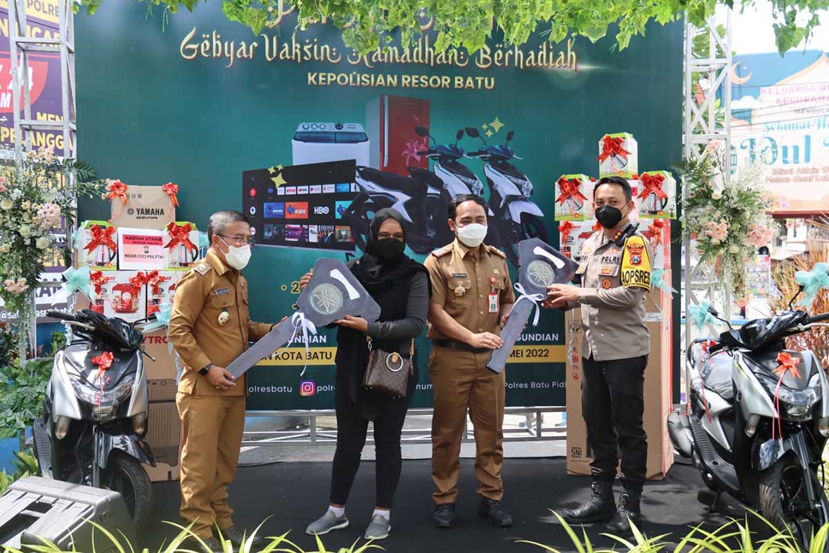 Kapolres Batu dan Wawali saat penyerahan hadiah pengundian. (ist) - Undi Gebyar Vaksinasi Polres Batu, Warga Malang Bawa Pulang Motor