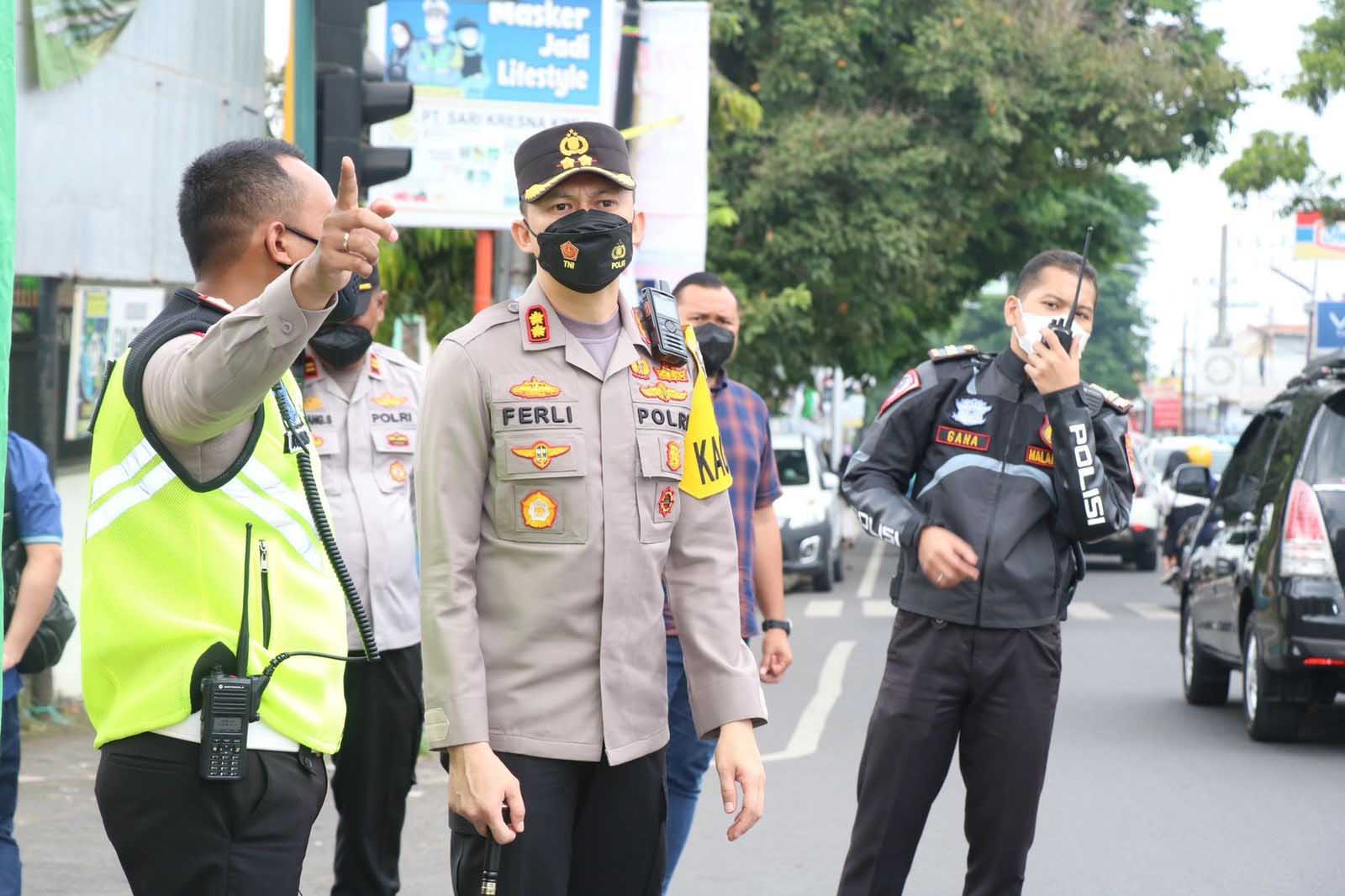 Kapolres Malang, AKBP Ferli Hidayat saat memantau arus lalu lintas saat mudik lebaran 2022. (ist) - Arus Balik Lebaran 2022 Di Wilayah Kabupaten Malang Terpantau Lancar