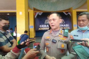Kapolres Malang, AKBP Ferli Hidayat, tengah memberi konfirmasi pada awak media. (ws6) - Kapolres Malang Batasi Suporter yang Masuk Stadion Hanya 75 Persen