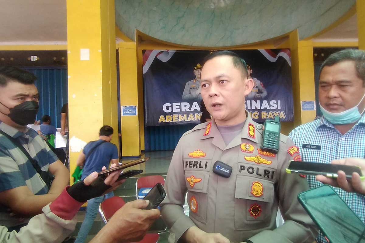 Kapolres Malang, AKBP Ferli Hidayat, tengah memberi konfirmasi pada awak media. (ws6) - Kapolres Malang Batasi Suporter yang Masuk Stadion Hanya 75 Persen