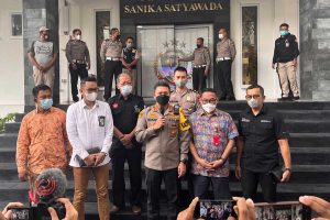 Kapolresta Malang Kota, Budi Hermanto bersama Wakil Direktur RSSA, dr Bachtiar saat menjawab pertanyaan awak media. (ws5) - Polresta Malang Beri Pelatihan pada Relawan Ambulans Malang Raya