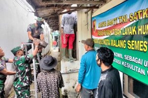 Karya Bakti rehab Rumah Tidak Layak Huni. (ist) - Kodim 0833 Rehab Rumah Tidak Layak Huni Warga Simpang Candi Panggung