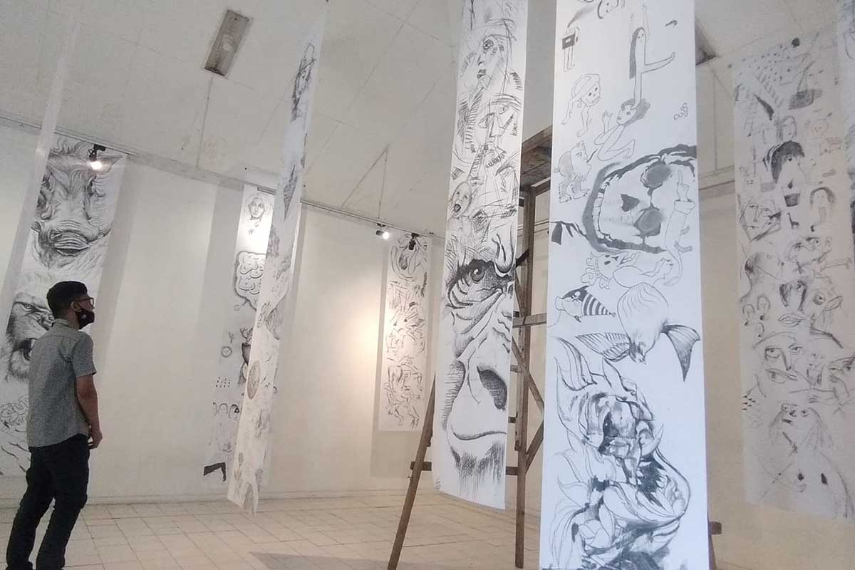 Karya lukisan hitam putih sepanjang 4-5 meter dalam pameran bertemakan 'Drawing Collaboration Supersub'. (ws6) - Antusias Masyarakat Nikmati Pameran 'Drawing Collaboration Supersub' di Dewan Kesenian Malang