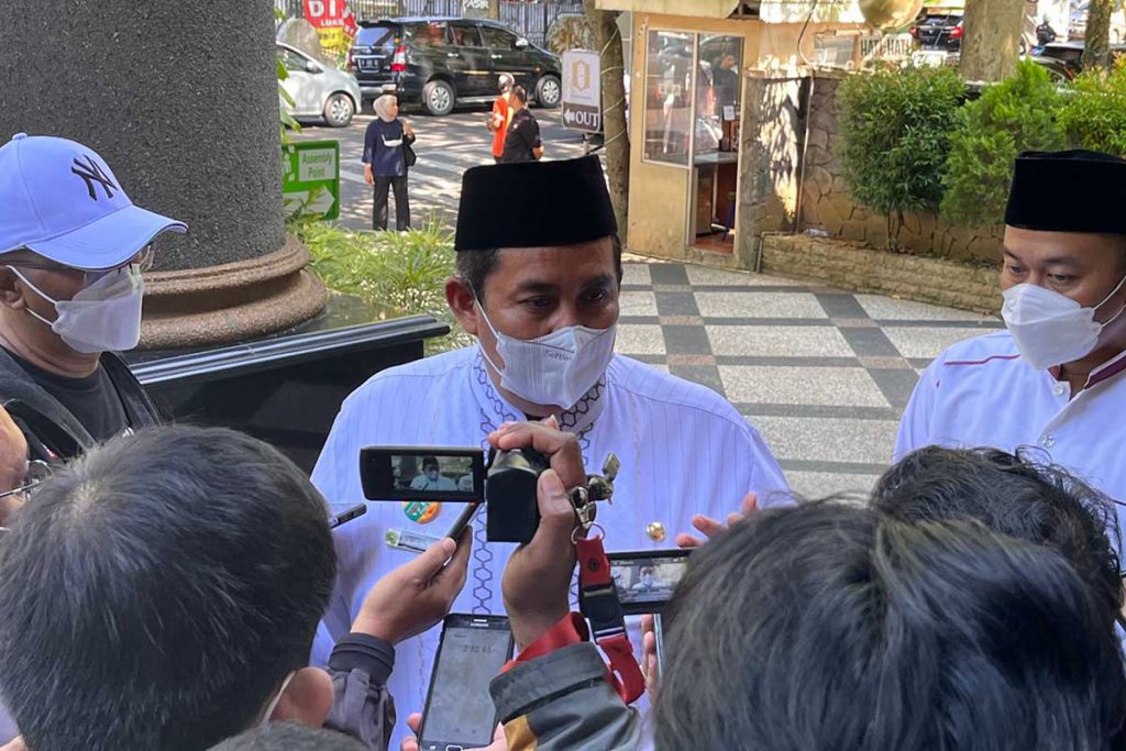 Sutiaji Bersyukur Hingga Menitikan Air Mata 1 Kepala Kemenag Kota Malang, Dr Muhtar Hazawawi, saat menjawab pertanyaan awak media. (ws5) - Sutiaji Bersyukur Hingga Menitikan Air Mata - Buka Bimbingan Manasik Haji