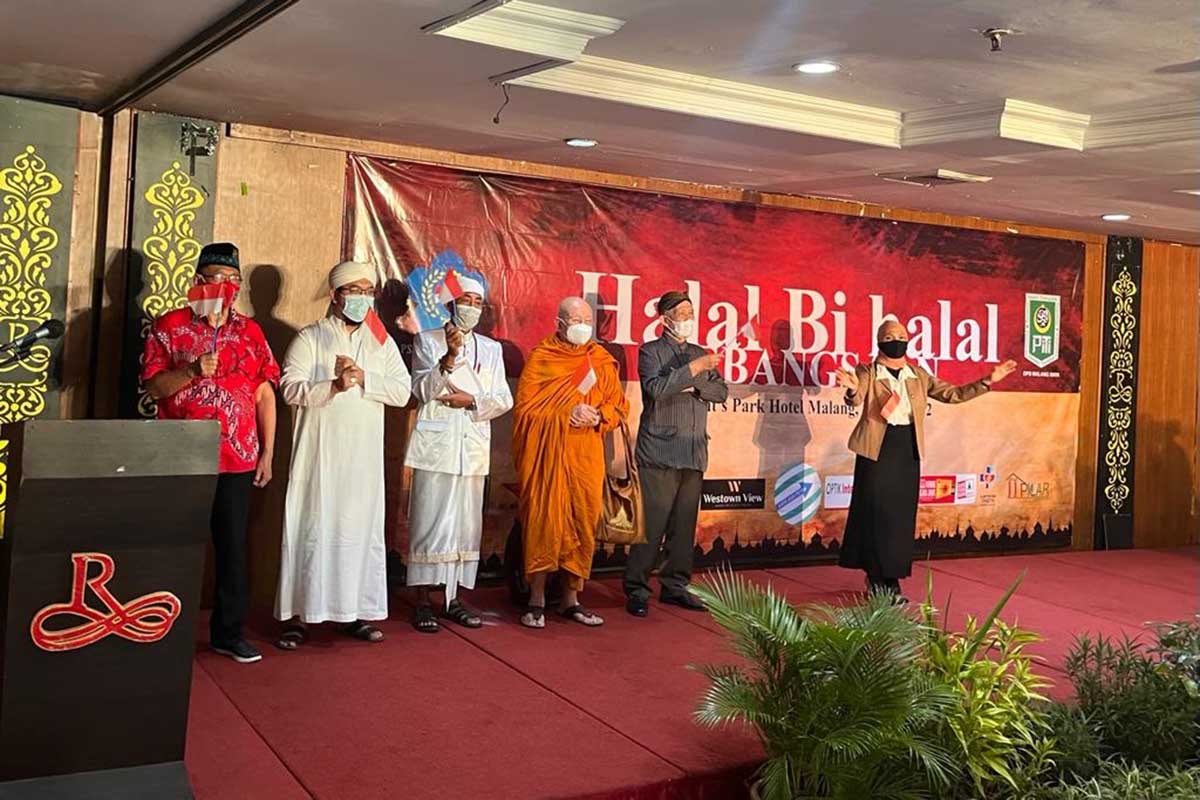 Ketua PITI Malang Raya, Sugiharta Tandya bersama para tokoh lintas agama, saat mendeklarasikan Indonesia Tangguh Jaya. (ws5) - Tingkatkan Toleransi, PSMTI dan PITI Malang Gelar Halal Bihalal Kebangsaan