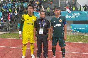 Ketua Persatuan Sepak Bola Seluruh Indonesia (PSSI) Askot Malang, Dr Haris bersama pemain muda Kota Malang. (ist) - PSSI Harus Evaluasi Sistem Pembinaan - Akademisi Soroti Jebloknya Prestasi Sepak Bola Indonesia