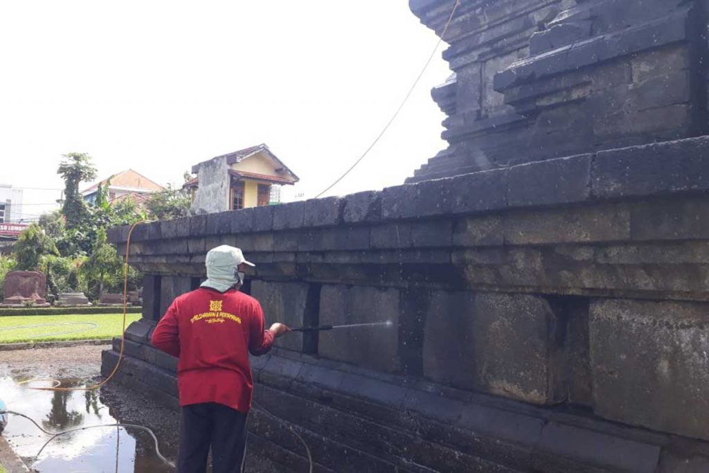 Konservasi dari Balai Pelestarian Cagar Budaya (BPCB) Jawa Timur di Candi Singosari. (ist) - Setelah Sekian Lama, Candi Singosari Akhirnya Mendapat Jatah Konservasi