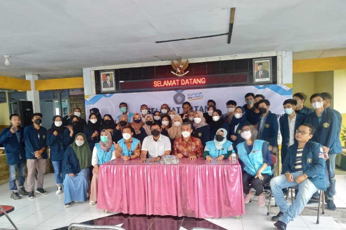 Mahasiswa peserta MBKM SEMERU II setibanya di kantor Kecamatan Pronojiwo Kabupaten Lumajang. (ist) - UB Mengabdi, Berangkatkan 34 Mahasiswa Jadi Relawan Erupsi Gunung Semeru