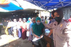 Masyarakat mengantre mendapatkan minyak goreng curah. (ws6) - Pasar Kepanjen Digerojok Migor Curah 22 Ton - Operasi Pasar Untuk Menstabilkan Harga