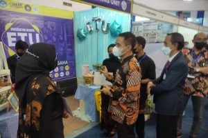 Meninjau stand Expo Produk Inovasi. (rhd) - Dies Natalis ke-40, Polinema Gelar 'Expo Produk Inovasi dan Penguatan Link & Match' - Penandatanganan MoU dengan 105 mitra kerja industri dan dunia kerja