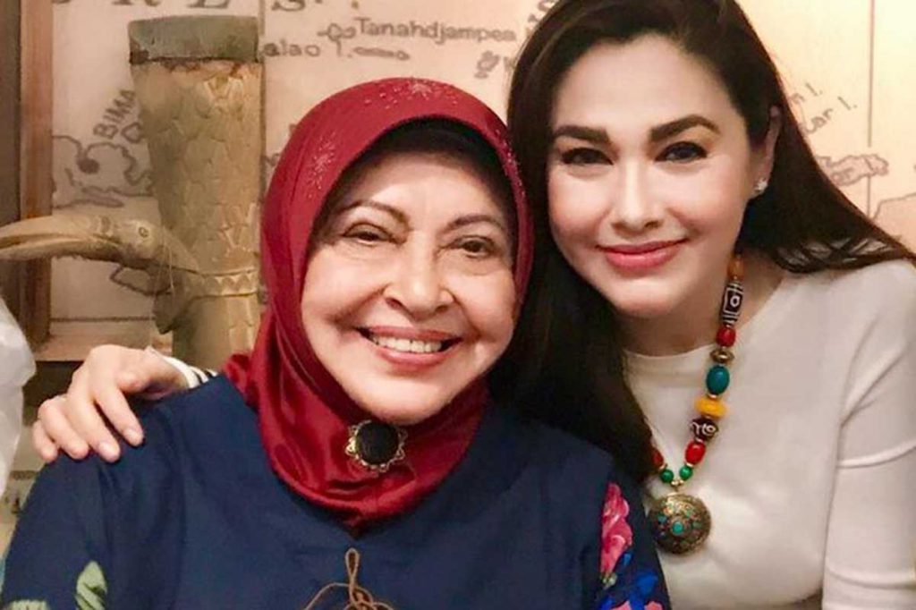 Mieke Wijaya dan anaknya Nia Zulkarnaen. (ist) - Artis Senior Mieke Wijaya Wafat, Nia Zulkarnaen Ungkap Rasa Bangga