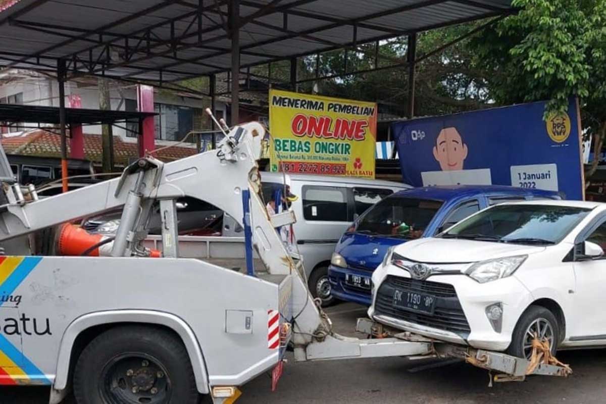 Mobil derek Dishub Batu sedang mengevakuasi sebuah mobil. (ist) - Selama Lebaran, Derek Gratis Dishub Batu Tangani 2 Kasus