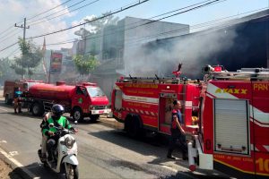 Mobil petugas Damkar jinakkan api di gudang rongsokan Bumiayu. (ist) - Gudang Rongsokan Bumiayu Terbakar