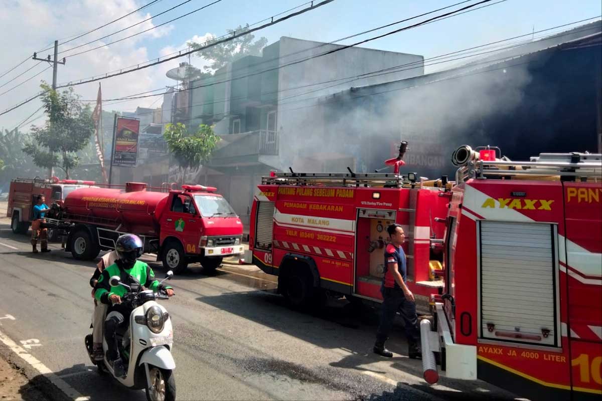 Mobil petugas Damkar jinakkan api di gudang rongsokan Bumiayu. (ist) - Gudang Rongsokan Bumiayu Terbakar