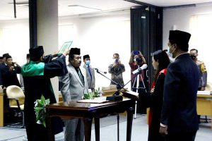 Muhammad Rifa'i mengucapkan sumpah sebagai Wakil Ketua DPRD Kabupaten Blitar yang dilakukan oleh Wakil Ketua Pengadilan Negeri Blitar Wisnu Widiastuti. (Memo X/fjr) - Pelantikan PAW Waket DPRD Kab Blitar Sisa Masa Jabatan 2019-2024