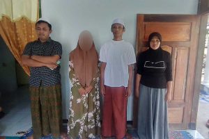 Nazwa Aulia, bersama kedua orangtuanya dan Kepala Dusun Jamberejo di rumah Lia. (ws6) - Usai Ditemukan, Laporan Hilangnya Nazwa Aulia Diselesaikan secara Kekeluargaan