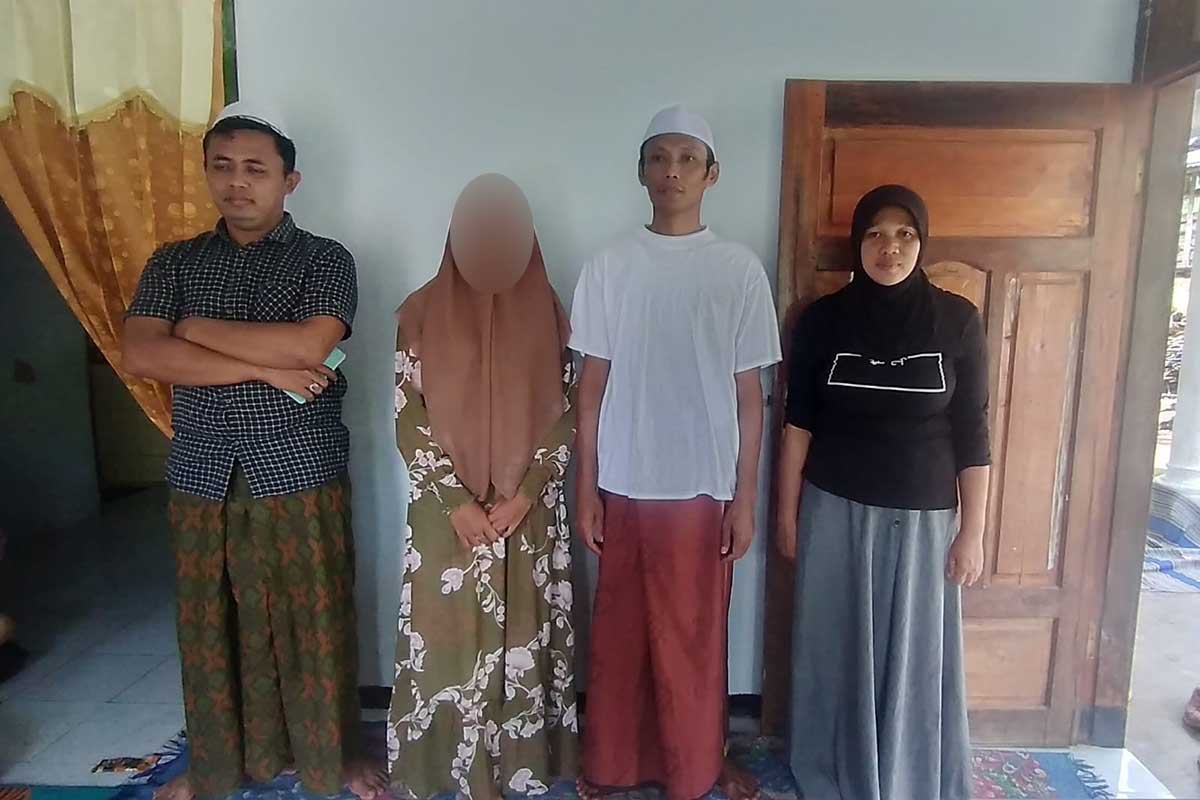 Nazwa Aulia, bersama kedua orangtuanya dan Kepala Dusun Jamberejo di rumah Lia. (ws6) - Usai Ditemukan, Laporan Hilangnya Nazwa Aulia Diselesaikan secara Kekeluargaan