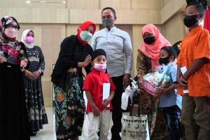 Ny. Wibi Punjul Santoso saat menyerahkan santunan, bersama Kepala DP3AP2KB Batu. (ist) - Halal Bihalal Jadi Momen Meningkatkan Kerja Sama Mensejahterakan Masyarakat