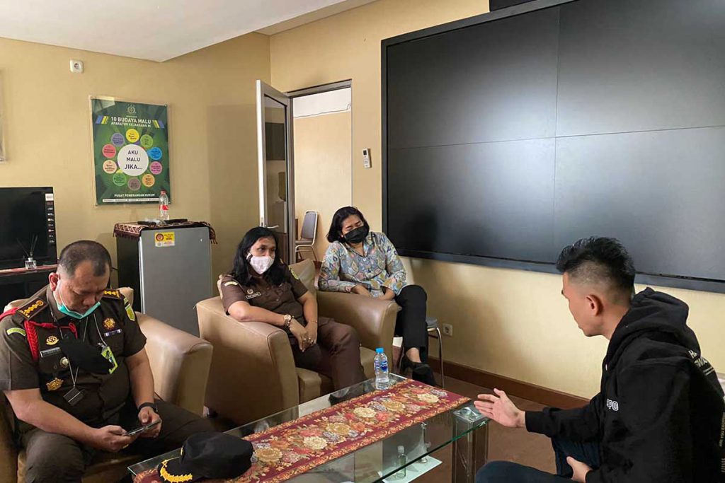 Pamekasan Progress mendatangi Kejaksaan Agung RI, Jalan Sultan Hasanuddin, Kebayoran Baru, Jakarta Selatan, Senin (30/05/22). (srd) - Pamekasan Progress Demo Kejagung RI Terkait Dugaan Korupsi DBHCHT Diskominfo