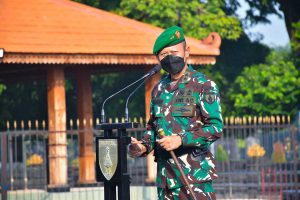 INSPEKTUR UPACARA: Pangdam V/Brawijaya Mayjen TNI Nurchahyanto, M.Sc bertindak selaku Inspektur Upacara (Irup) 17an pada Mei 2022 di Lapangan Brawijaya Makodam V/Brawijaya Jalan Raden Wijaya Surabaya, Selasa (17/5/2022) - Pangdam V/Brawijaya Pimpin Upacara 17-an di Lapangan Brawijaya