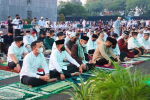Pangdam V/Brawijaya Melaksanakan Sholat Idul Fitri di Lapangan A. Yani Kodam V/Brawijaya