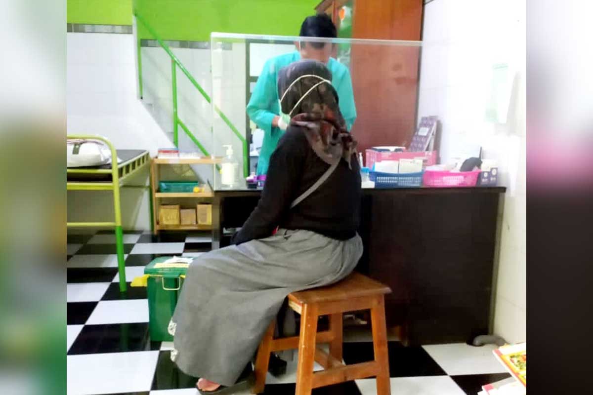 Para calon jemaah haji melakukan tes kesehatan ulang di puskesmas terdekat. (MemoX/fjr) - Dua Kali Gagal Berangkat, CJH Kab Blitar Diminta Tes Kesehatan Ulang